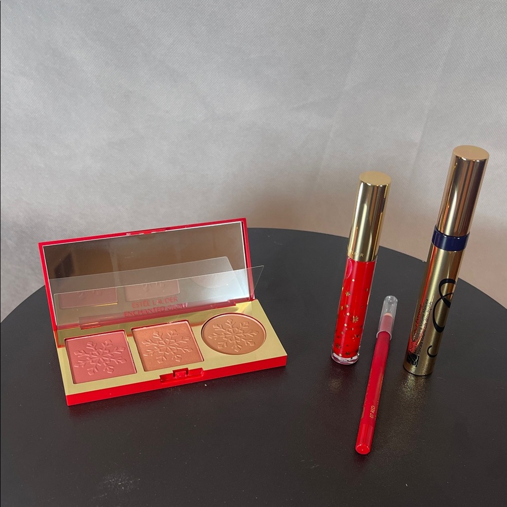 Estee Lauder Revitalizing Supreme+ Moisturizer - Gold and Brown - Picture 10 of 11
